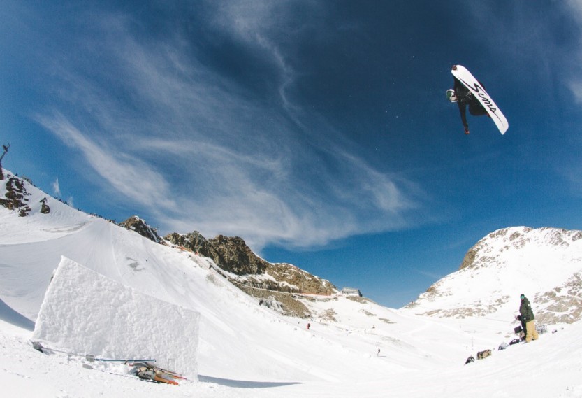 Peter jun. beim Freeriden auf dem Snowboard © Theo Acworth